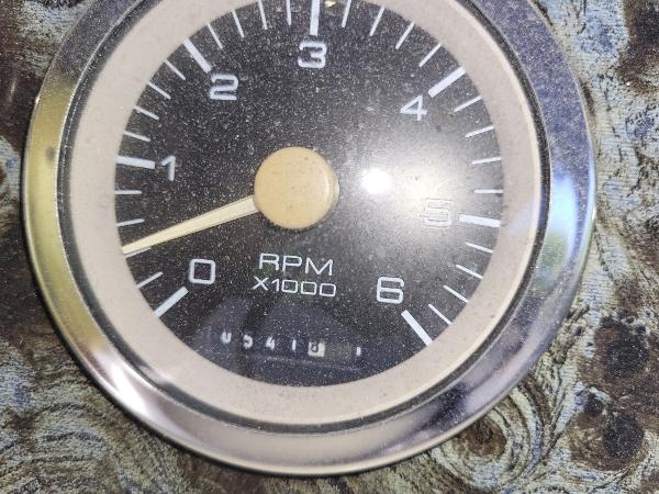 Slide: The Image of 1997 Wellcraft 2800 Martinique RPM gauge showing 541.8 hours. - 6