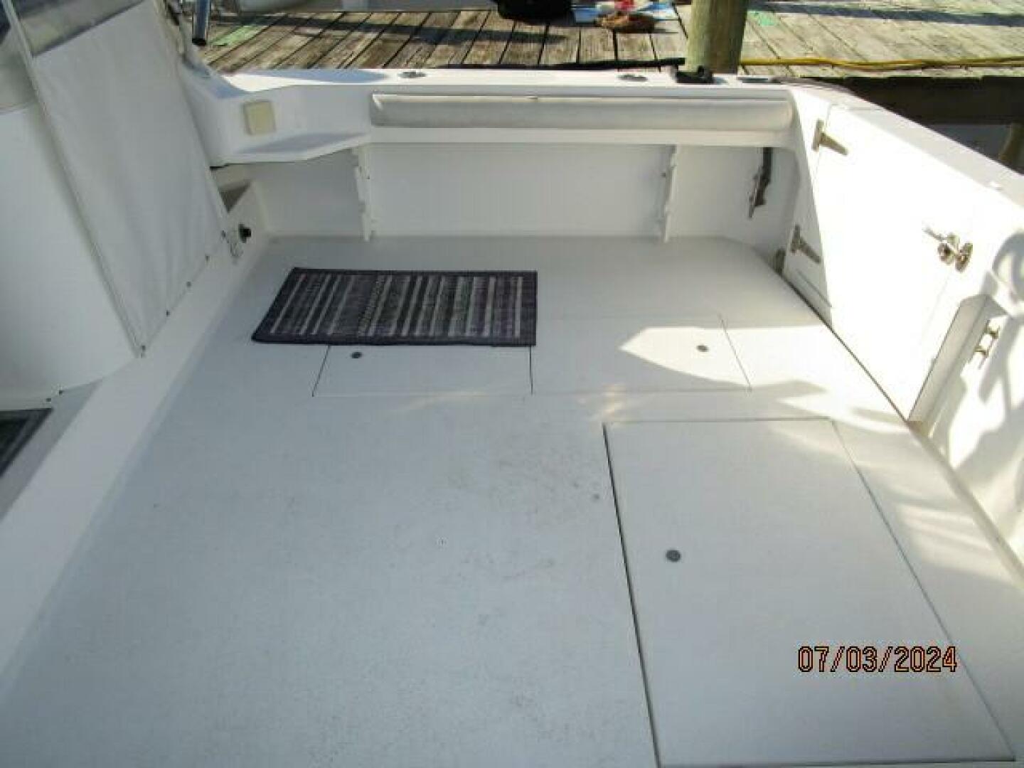 Slide: The Image of 33' Wellcraft cockpit starboard - 4494720