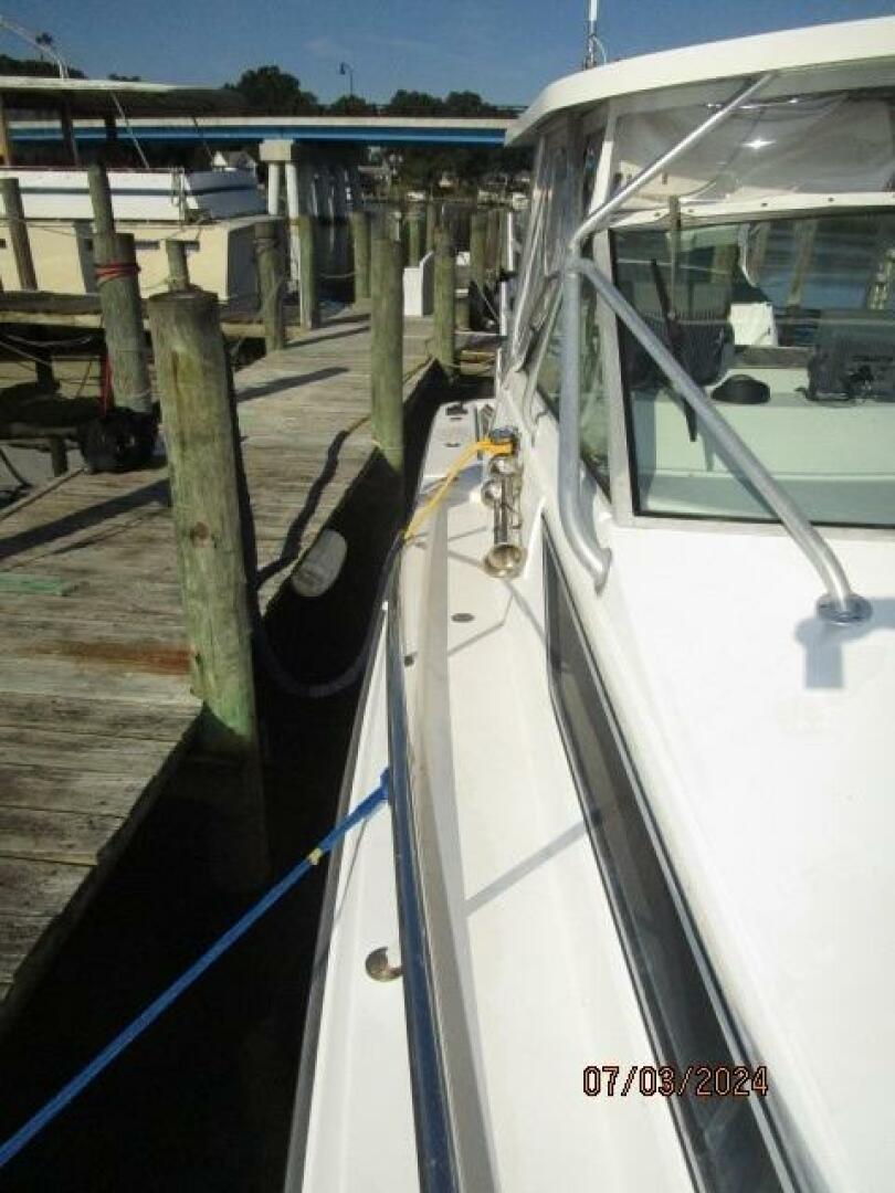 Slide: The Image of 33' Wellcraft starboard side deck - 4494773
