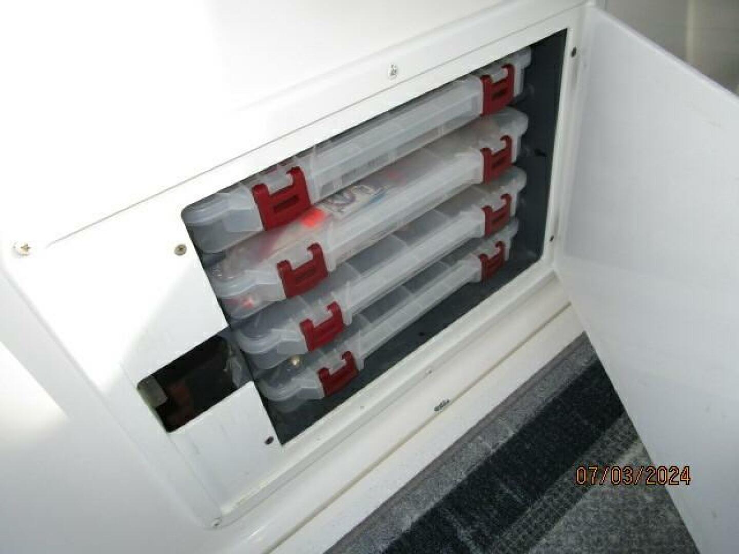 Slide: The Image of 33' Wellcraft cockpit tackle drawer - 4494777