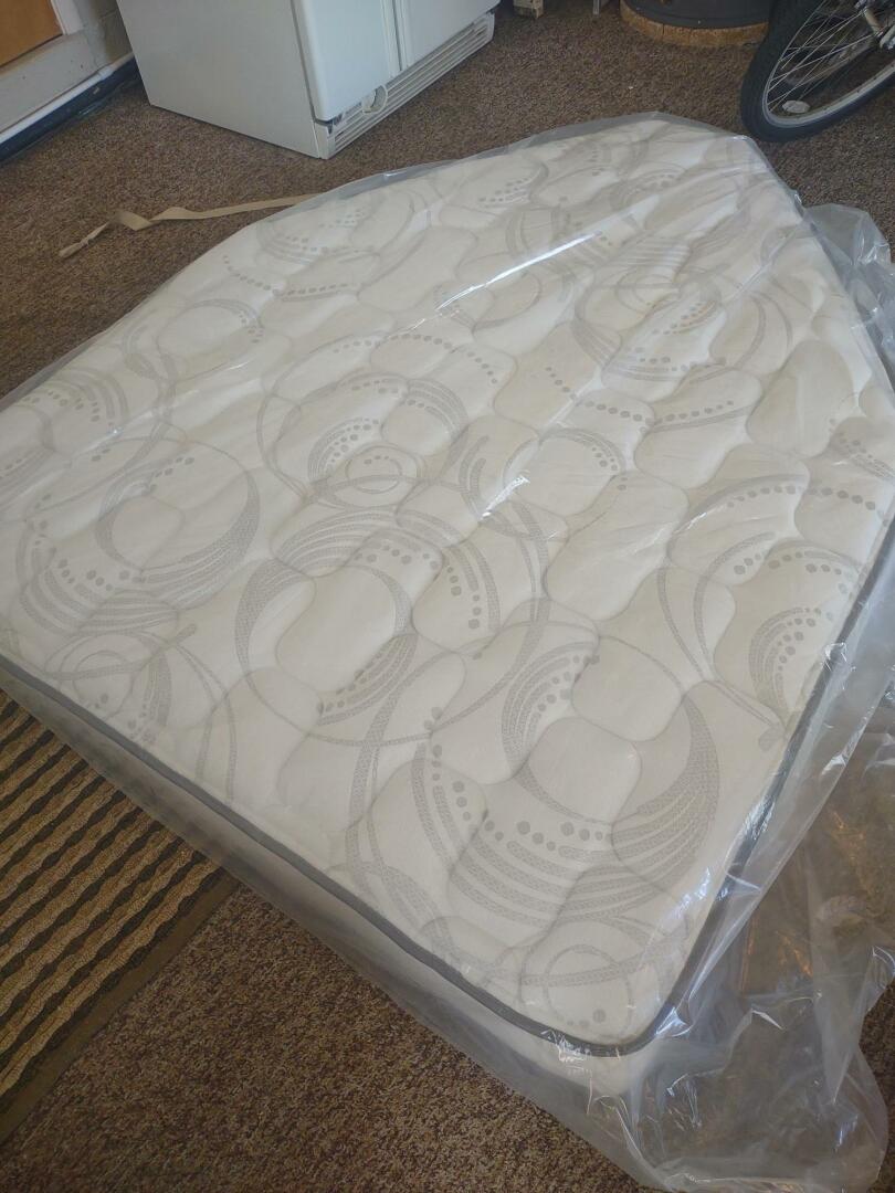 Slide: The Image of 33' Wellcraft new mattress - 5047384