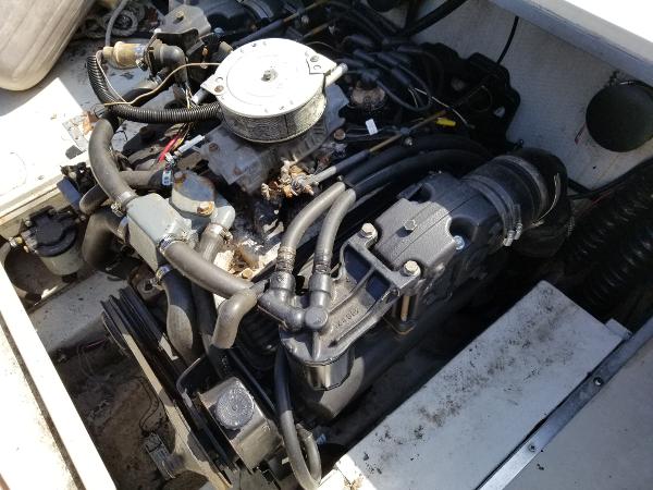 Slide: The Image of 1988 Wellcraft 23 NOVA XL boat engine compartment. - 4