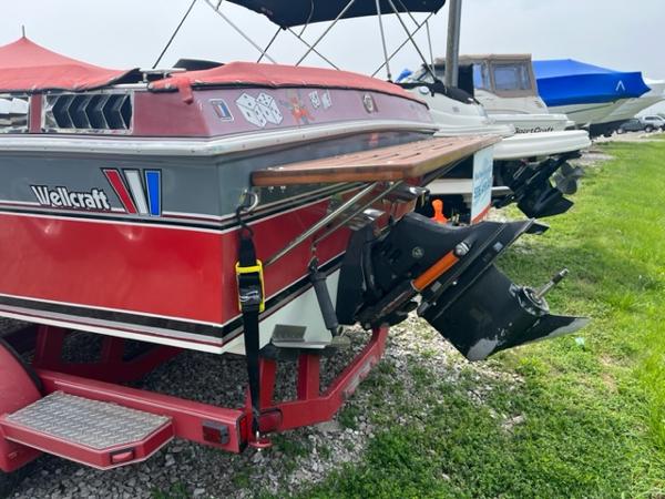 Slide: The Image of 1987 Wellcraft Nova Spyder 26 boat on trailer, rear view. - 4