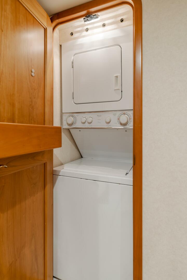 Slide: The Image of 2001 58 West Bay Pilothouse 'Islandon' - Laundry - 4403489