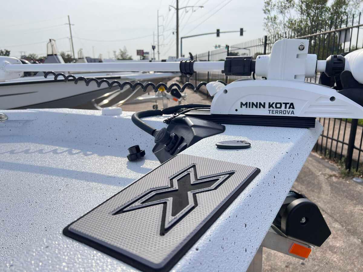 Slide: The Image of 2024 Xpress H20B Hyper-Lift Bay boat with Minn Kota Terrova trolling motor. - 11