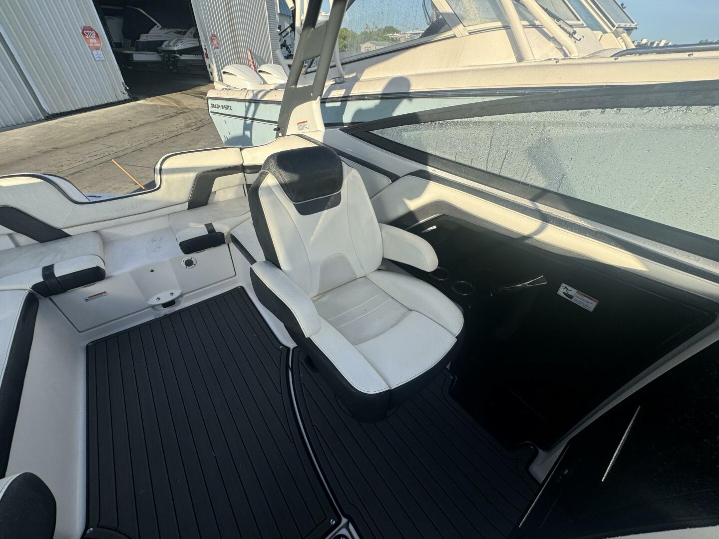 Slide: The Image of Yamaha 242 Limited S 2016 - 4628000