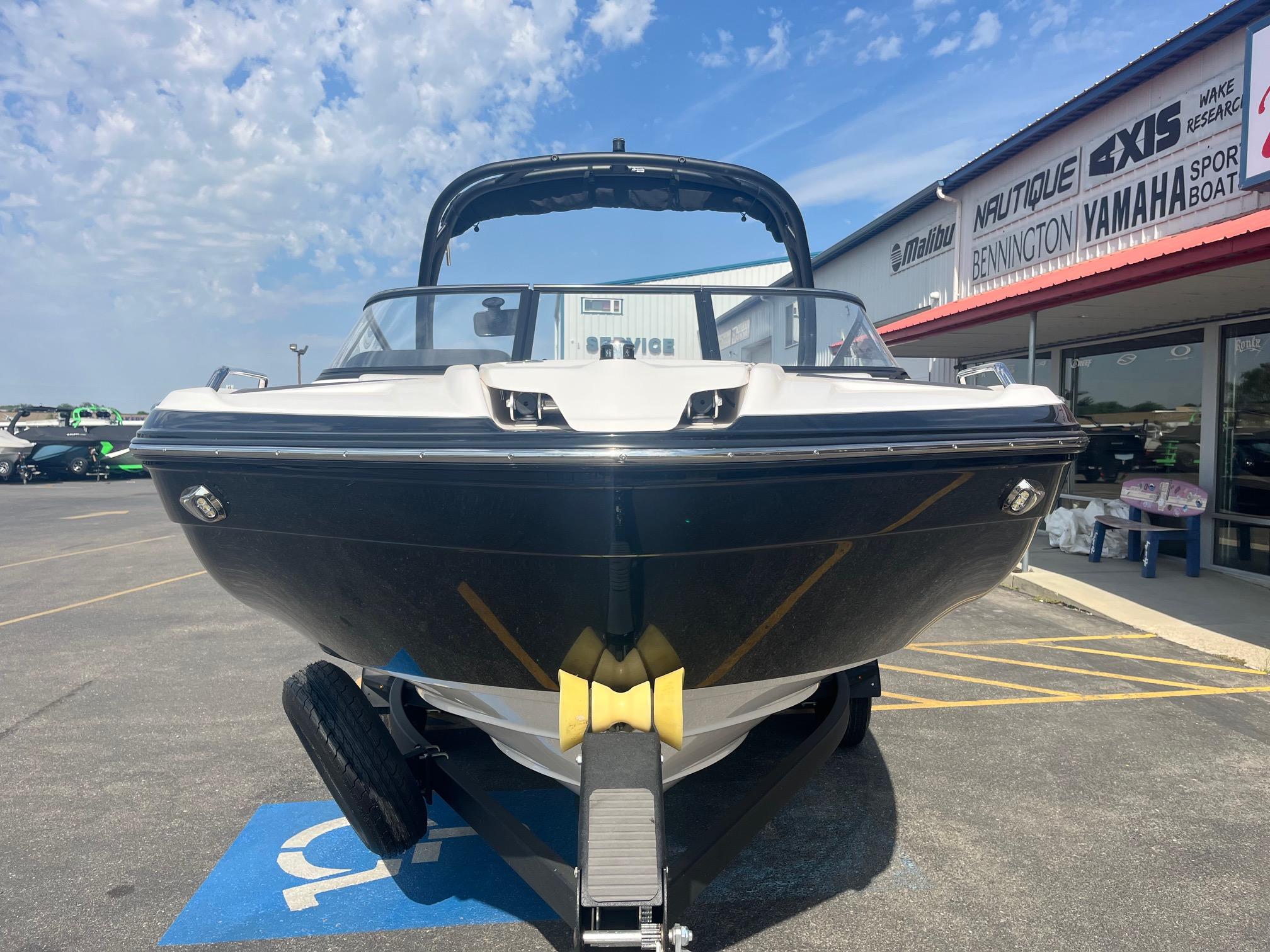 Slide: The Image of Yamaha Boats 212S 2020 - 10