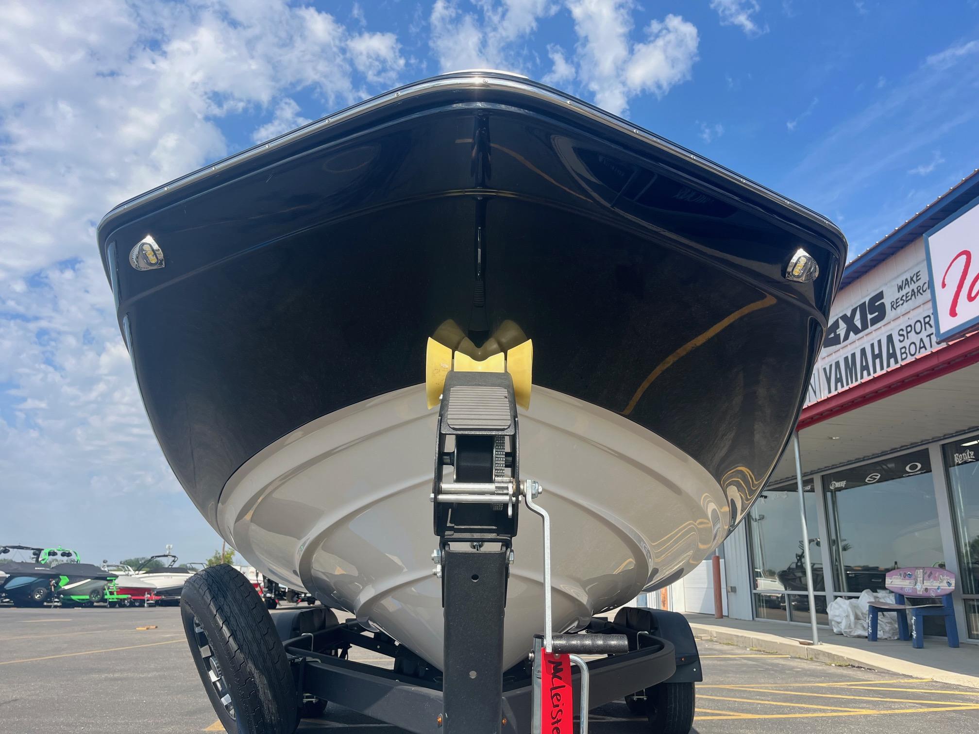 Slide: The Image of Yamaha Boats 212S 2020 - 11