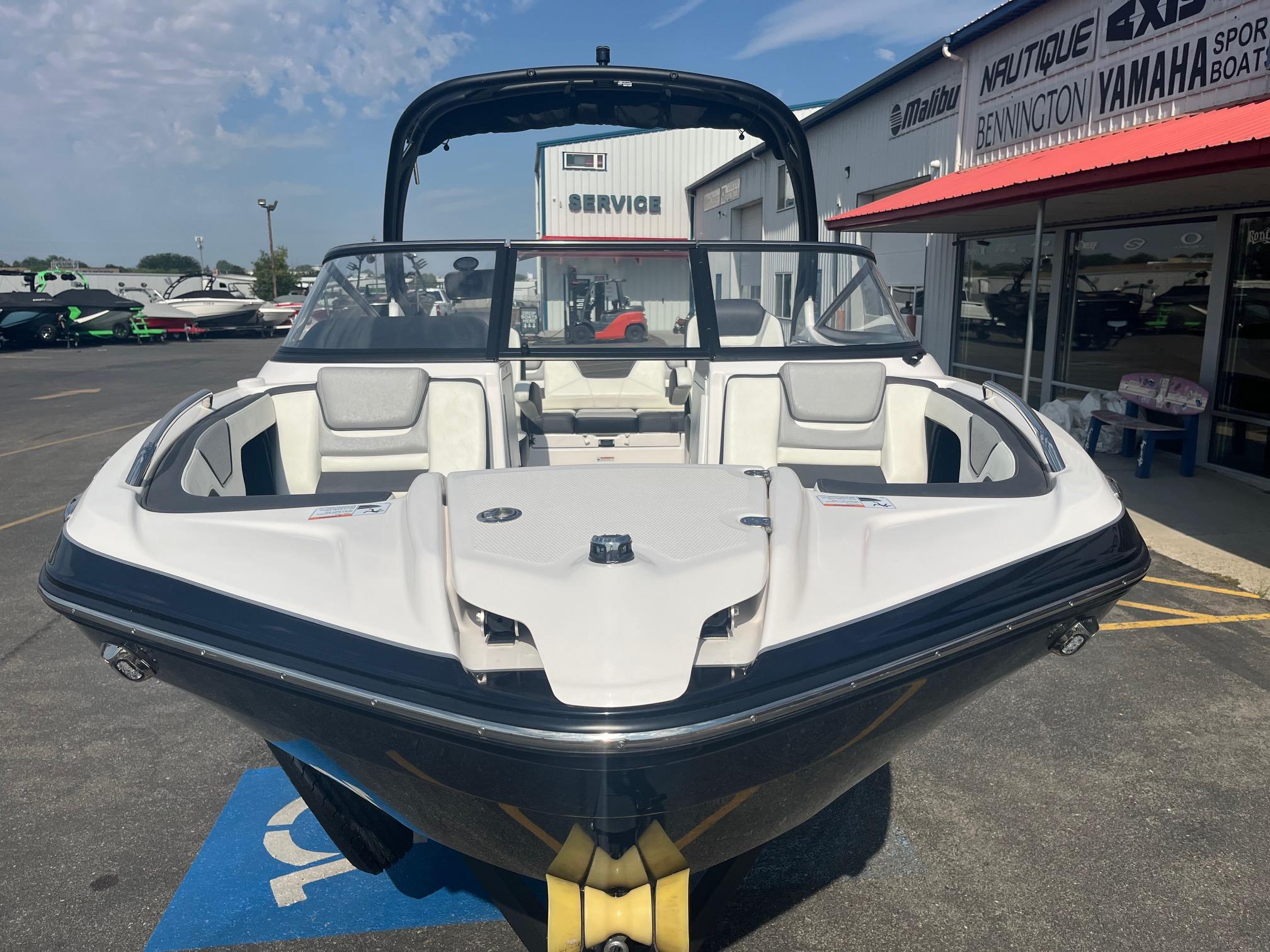 Slide: The Image of Yamaha Boats 212S 2020 - 12