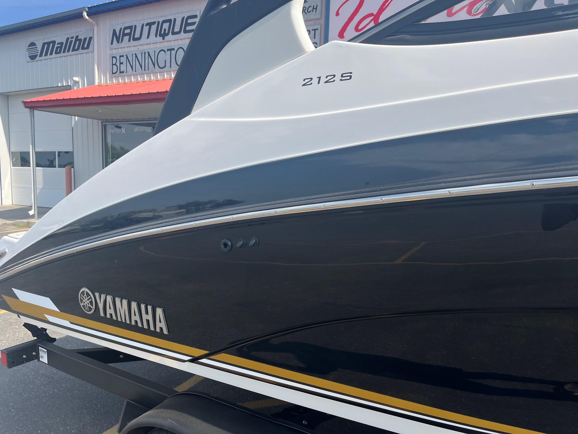 Slide: The Image of Yamaha Boats 212S 2020 - 14