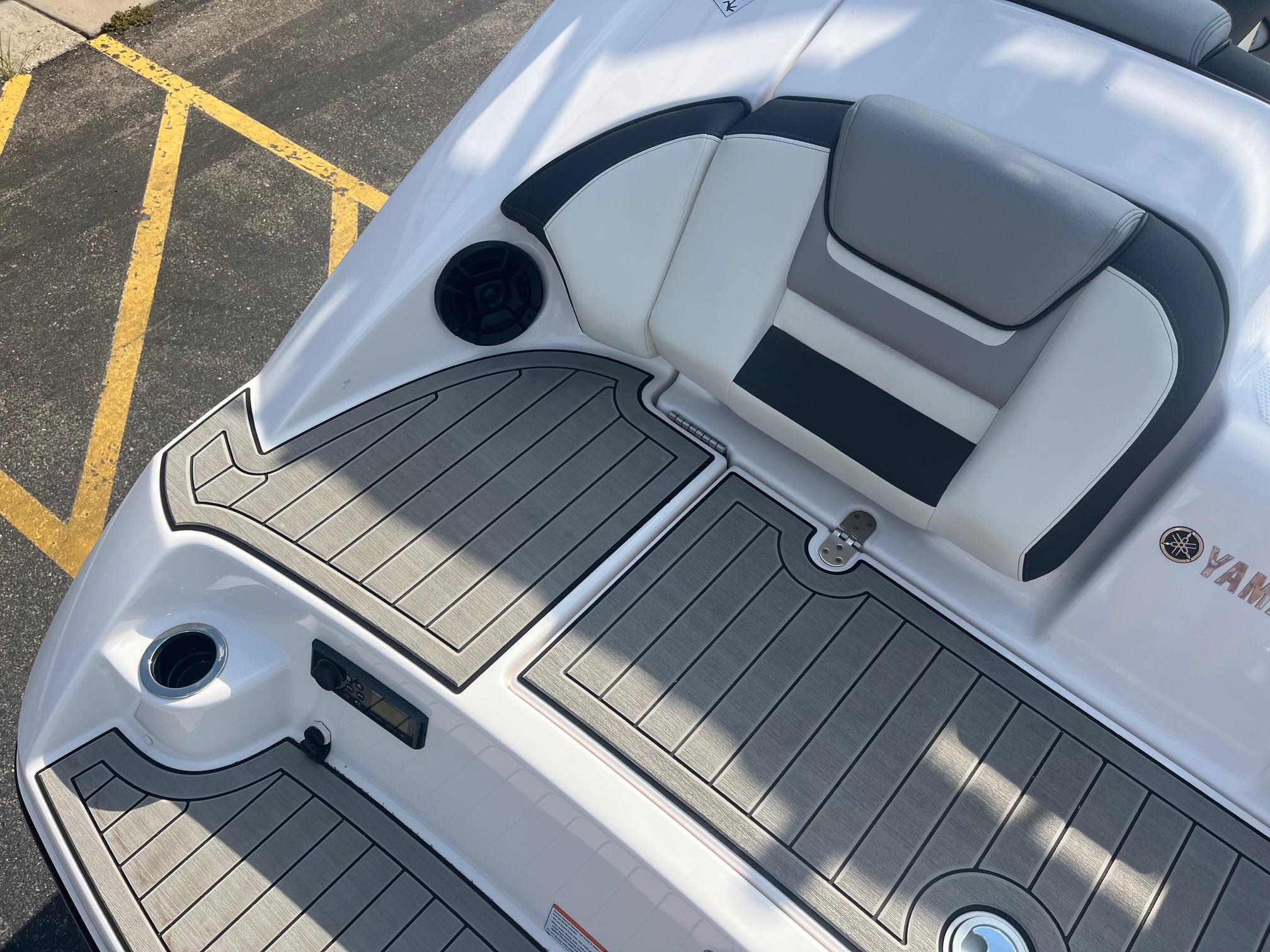 Slide: The Image of Yamaha Boats 212S 2020 - 16