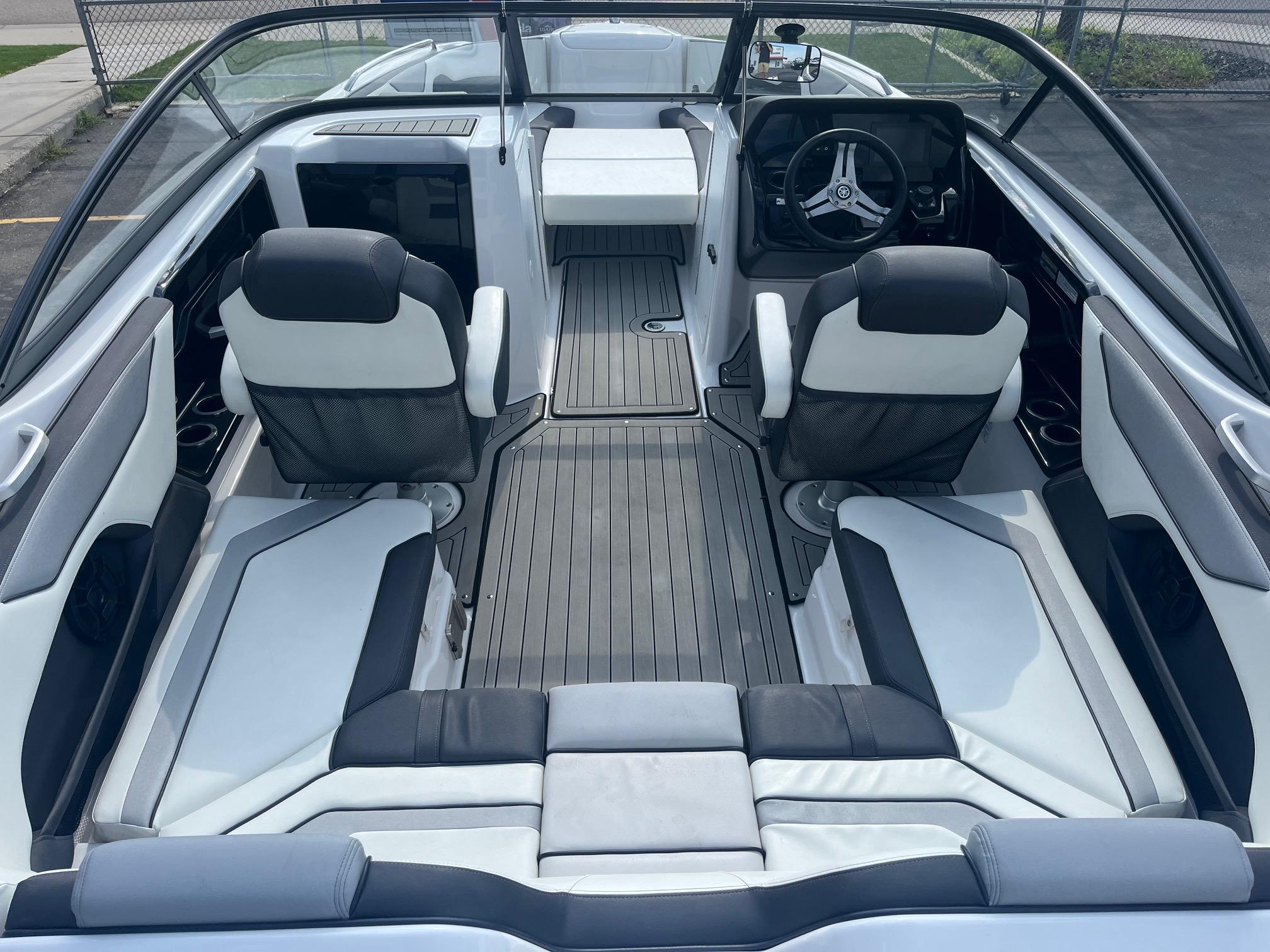 Slide: The Image of Yamaha Boats 212S 2020 - 18