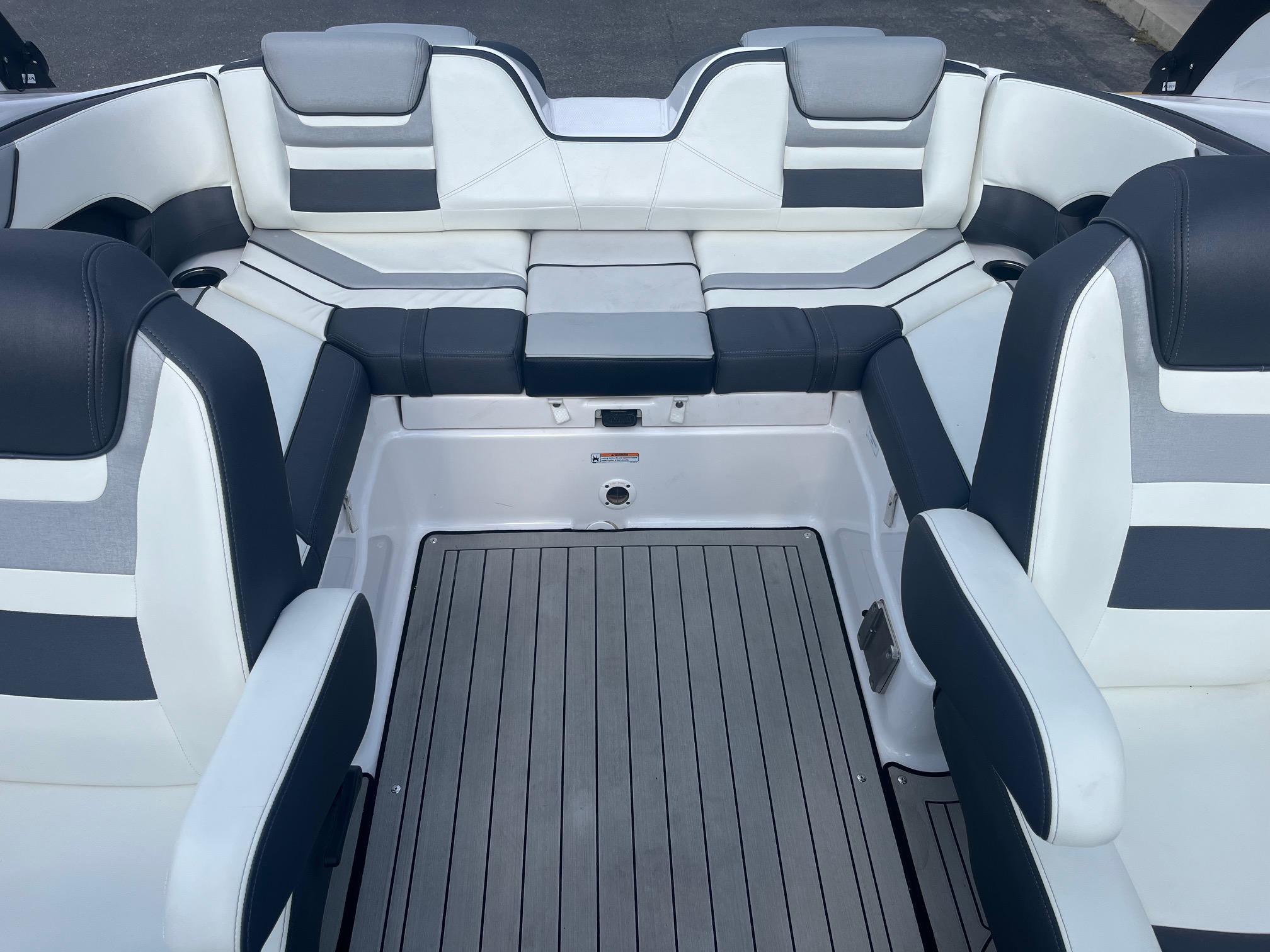 Slide: The Image of Yamaha Boats 212S 2020 - 19