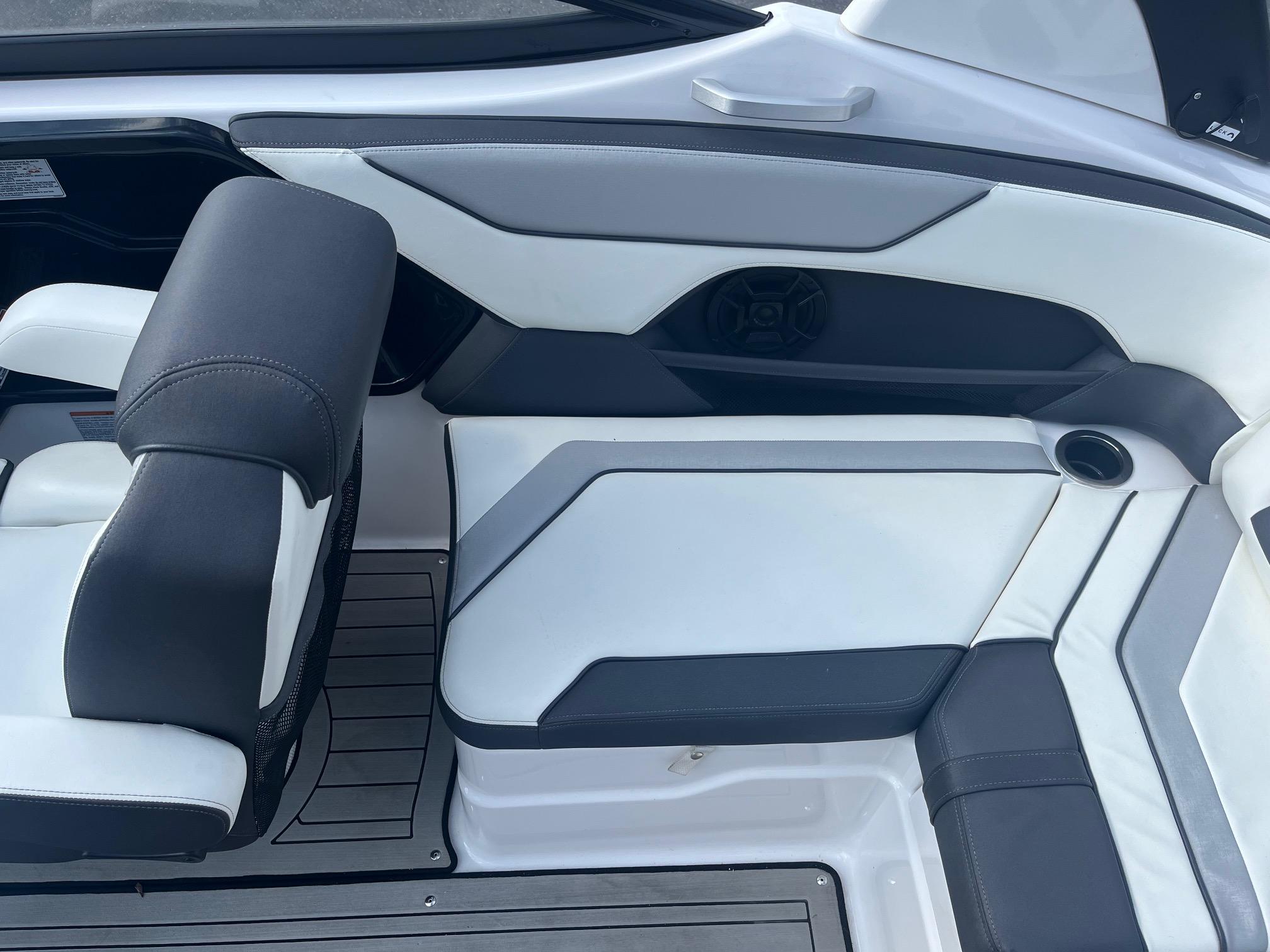 Slide: The Image of Yamaha Boats 212S 2020 - 20