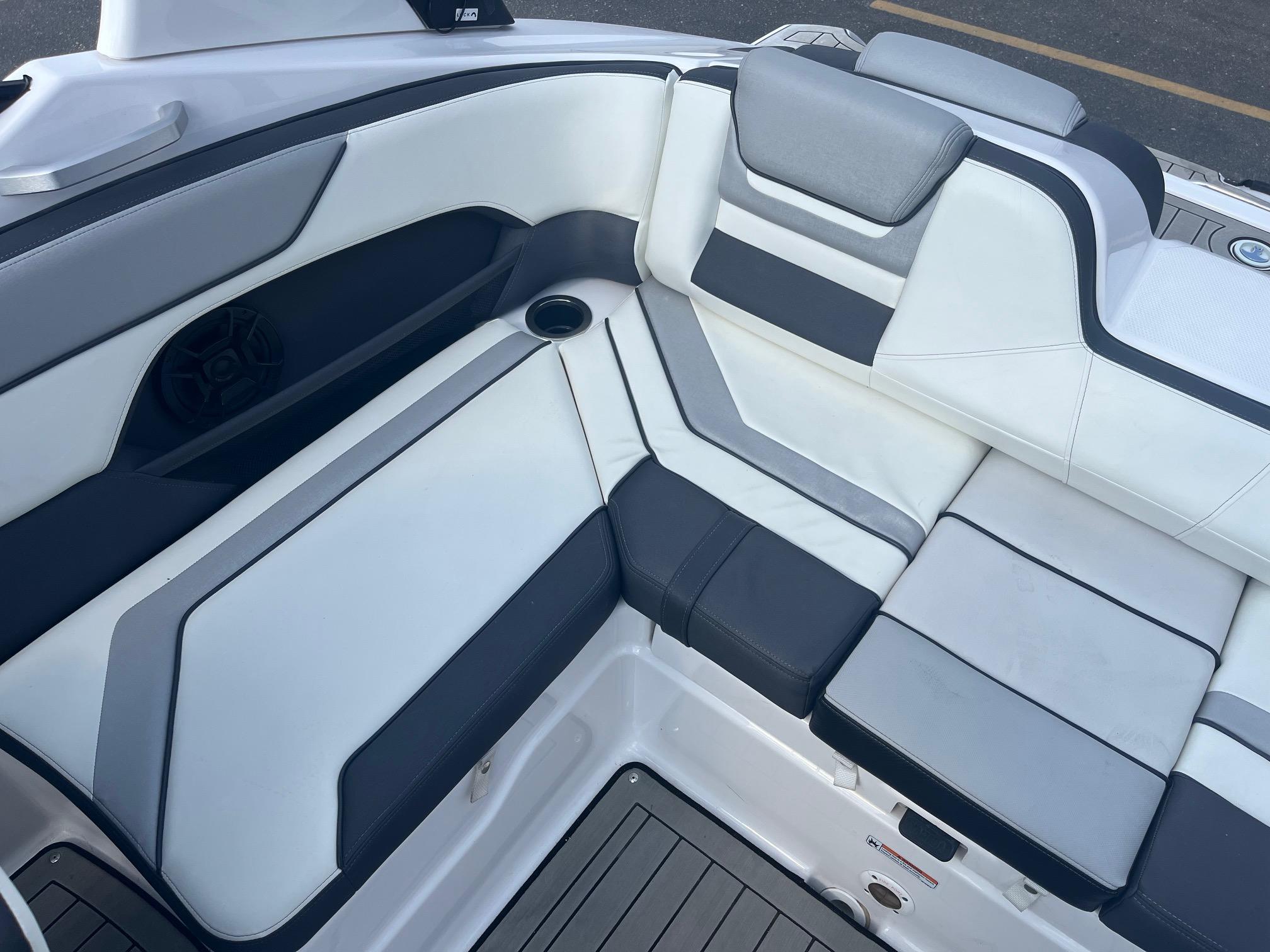 Slide: The Image of Yamaha Boats 212S 2020 - 21