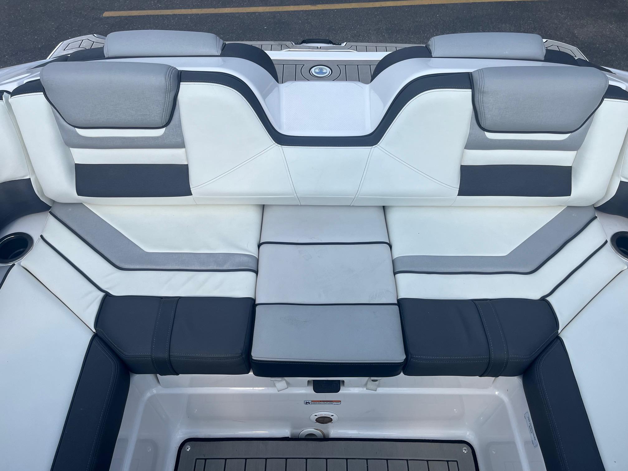 Slide: The Image of Yamaha Boats 212S 2020 - 22