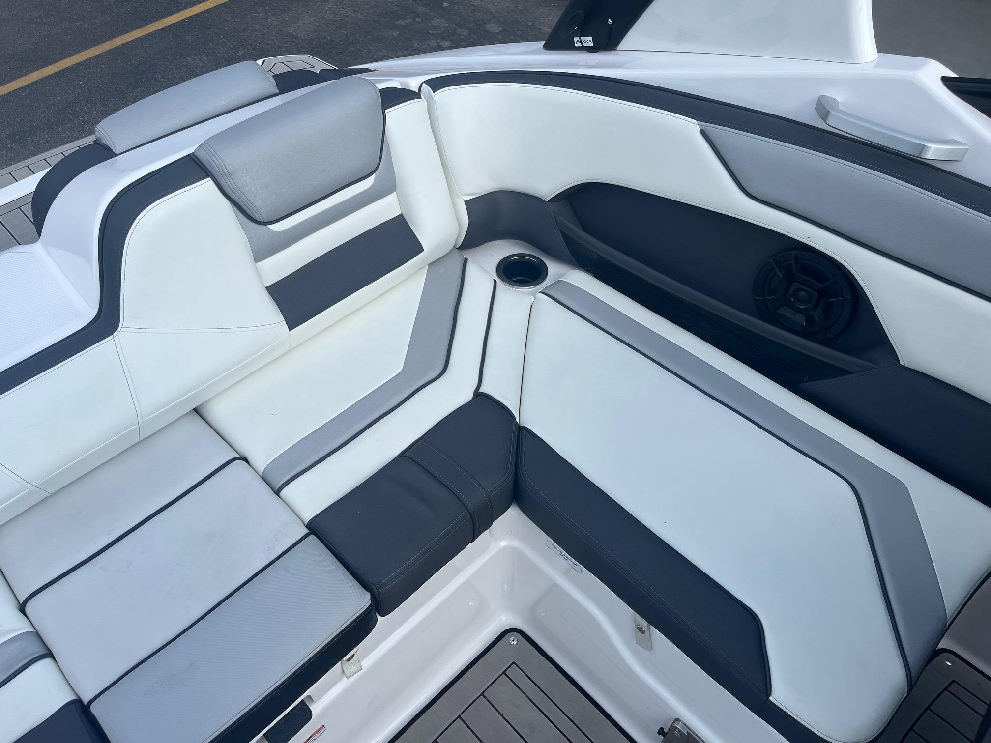 Slide: The Image of Yamaha Boats 212S 2020 - 23