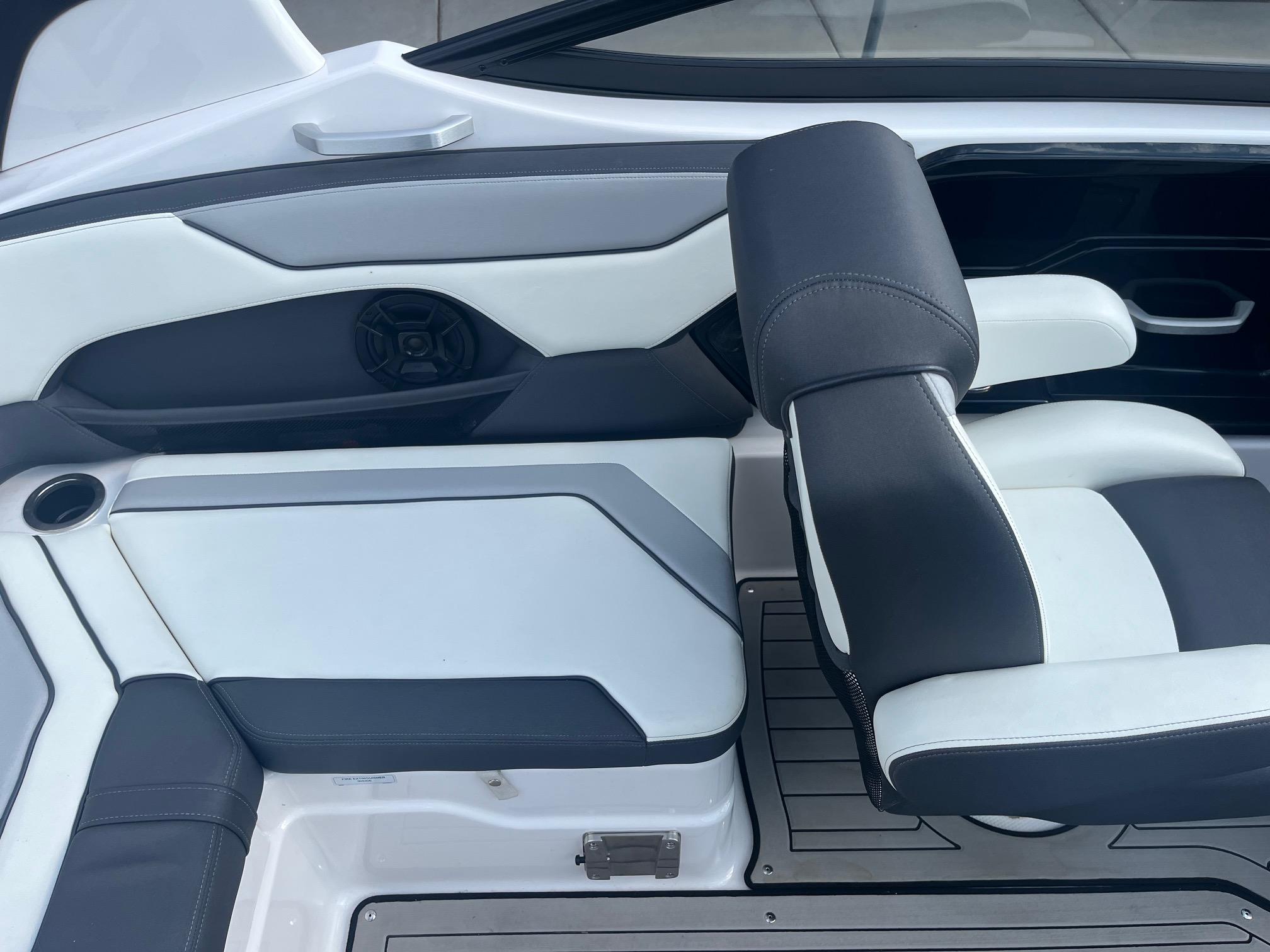 Slide: The Image of Yamaha Boats 212S 2020 - 24