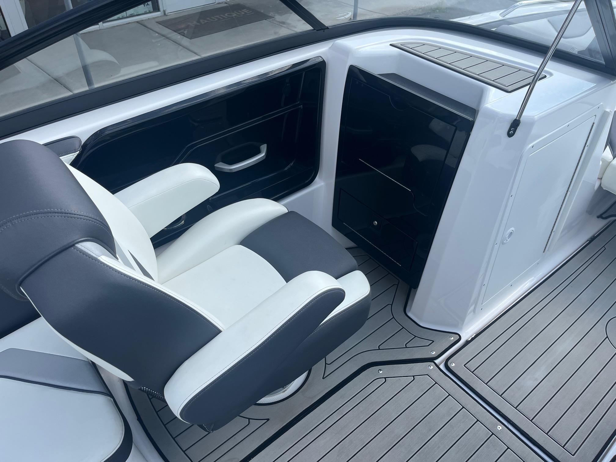 Slide: The Image of Yamaha Boats 212S 2020 - 25