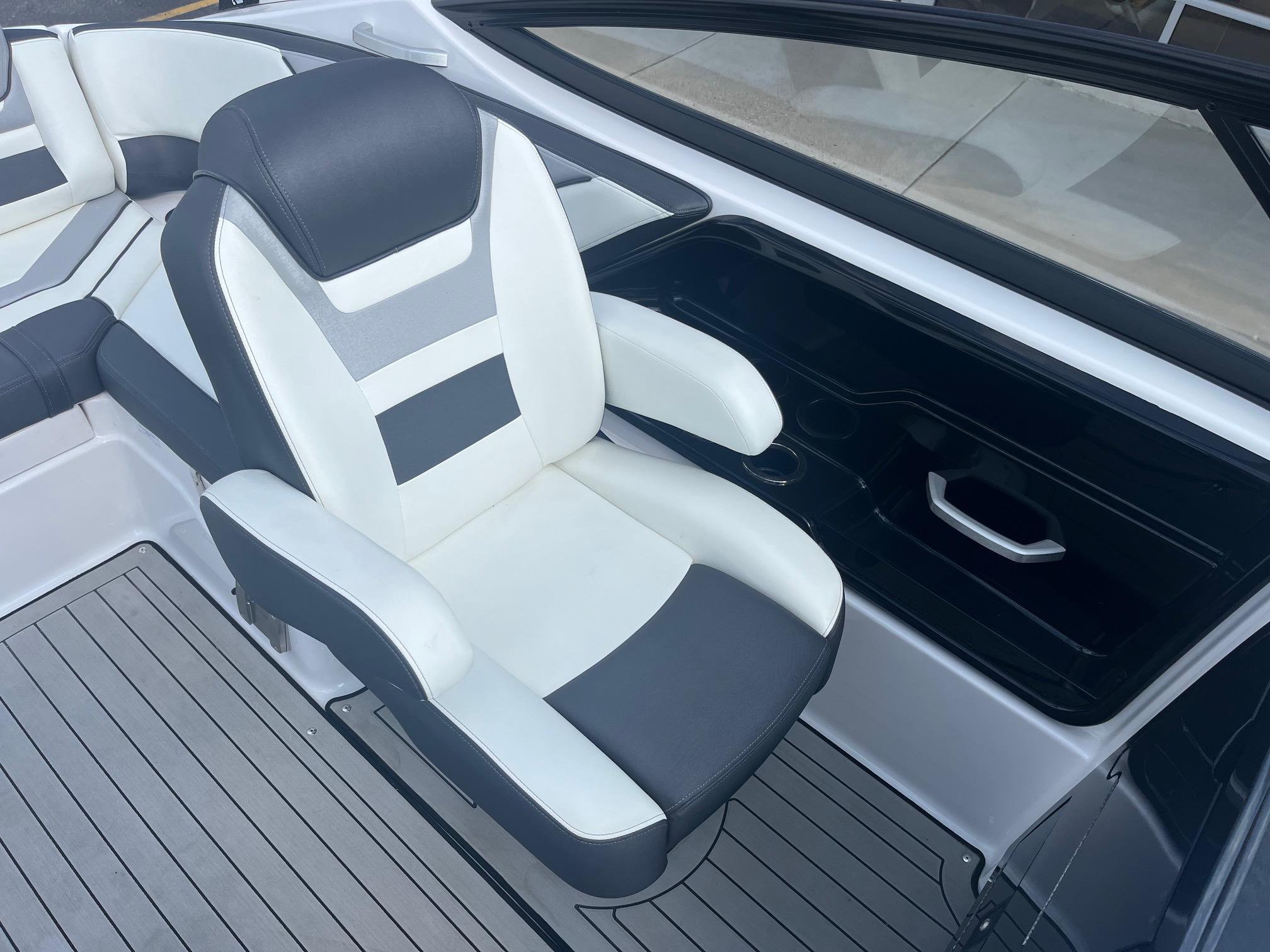 Slide: The Image of Yamaha Boats 212S 2020 - 26