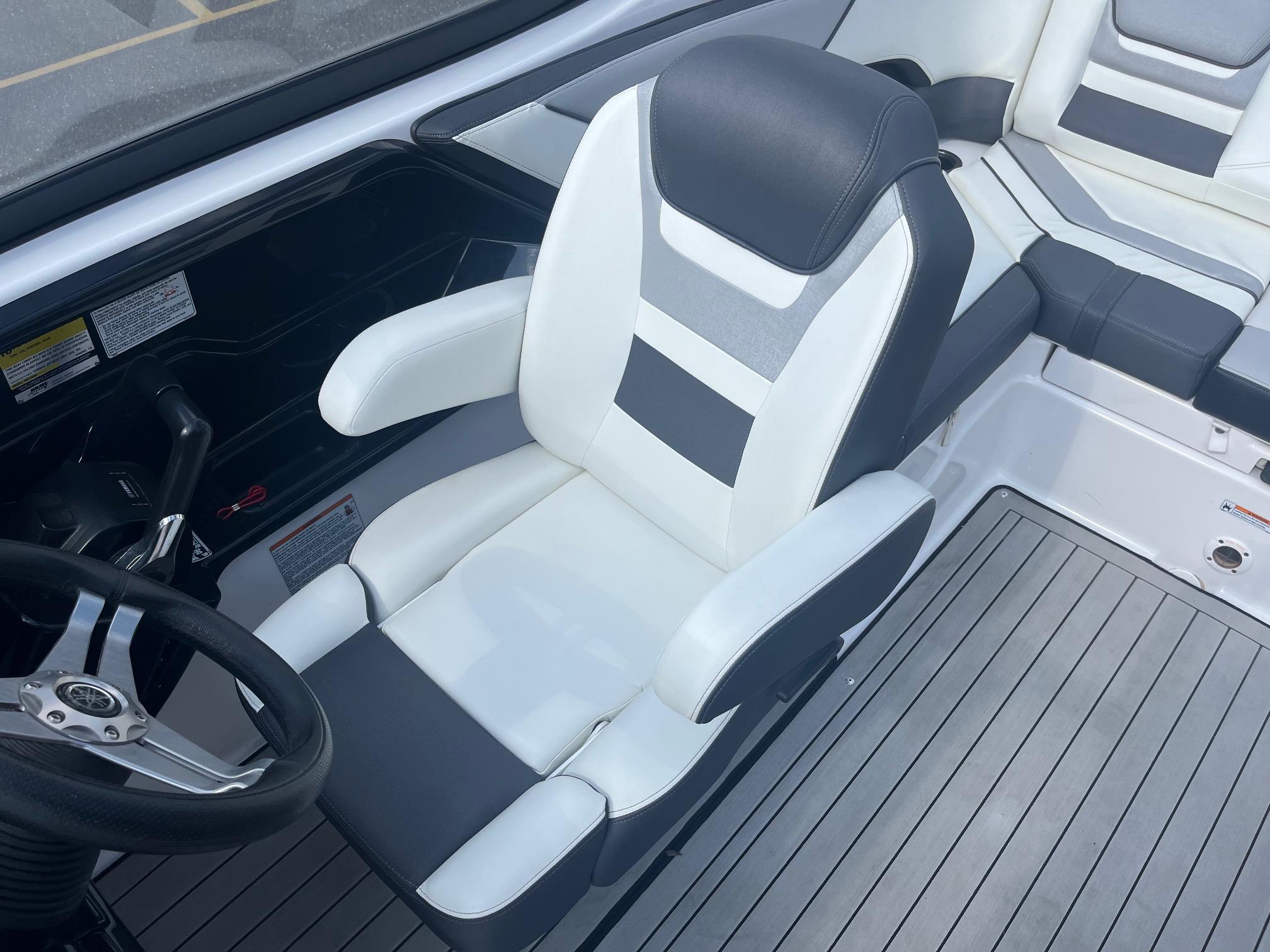 Slide: The Image of Yamaha Boats 212S 2020 - 28