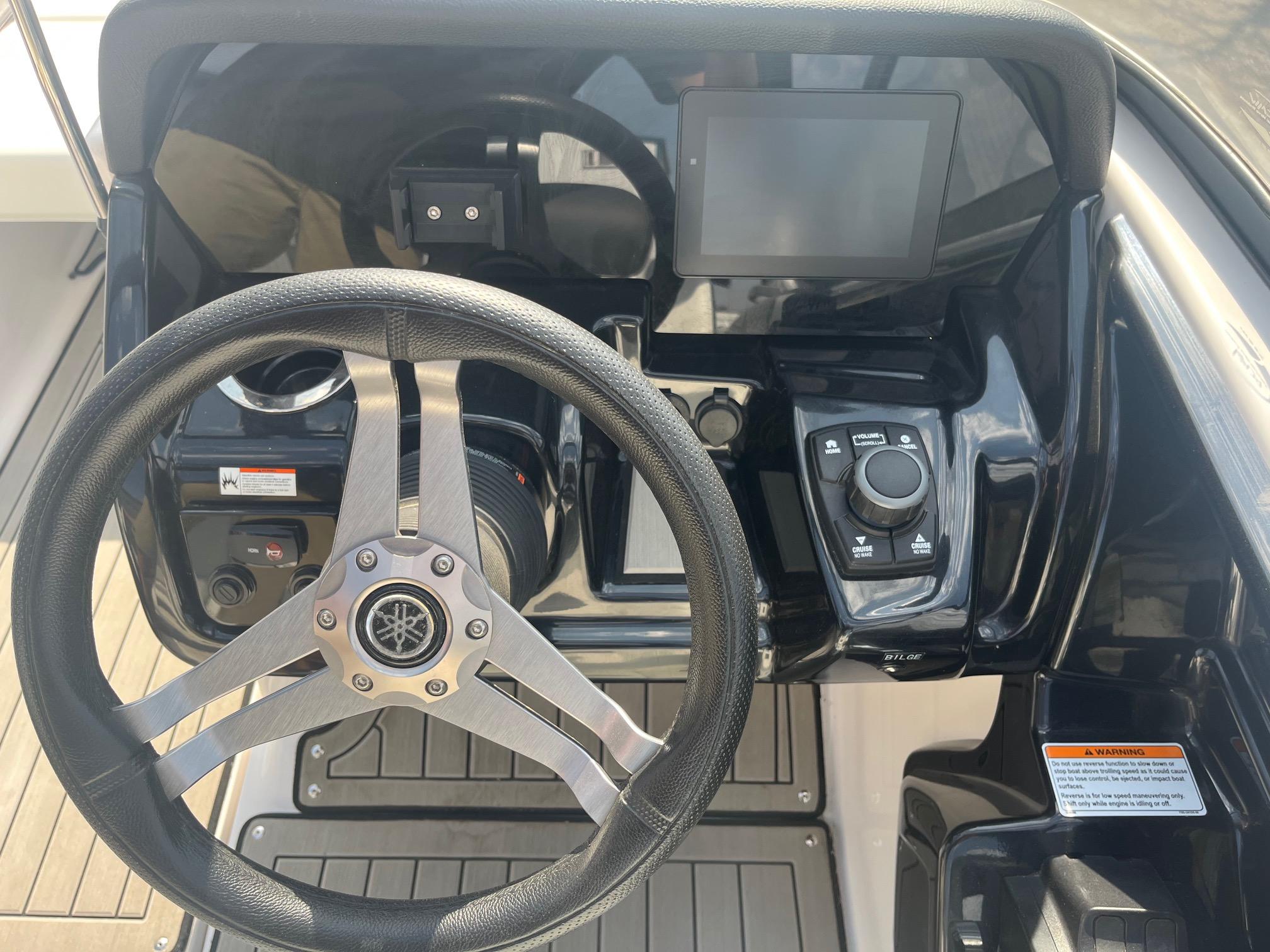 Slide: The Image of Yamaha Boats 212S 2020 - 29