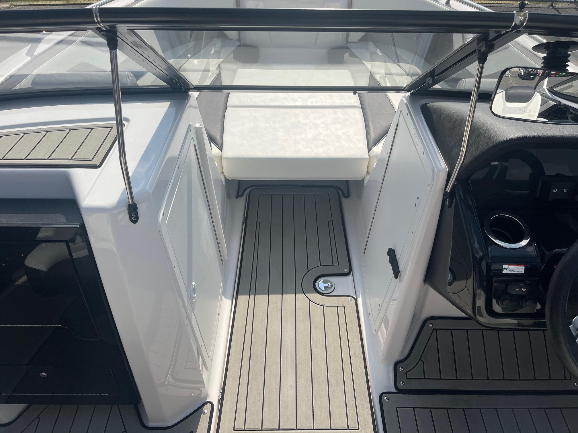 Slide: The Image of Yamaha Boats 212S 2020 - 30