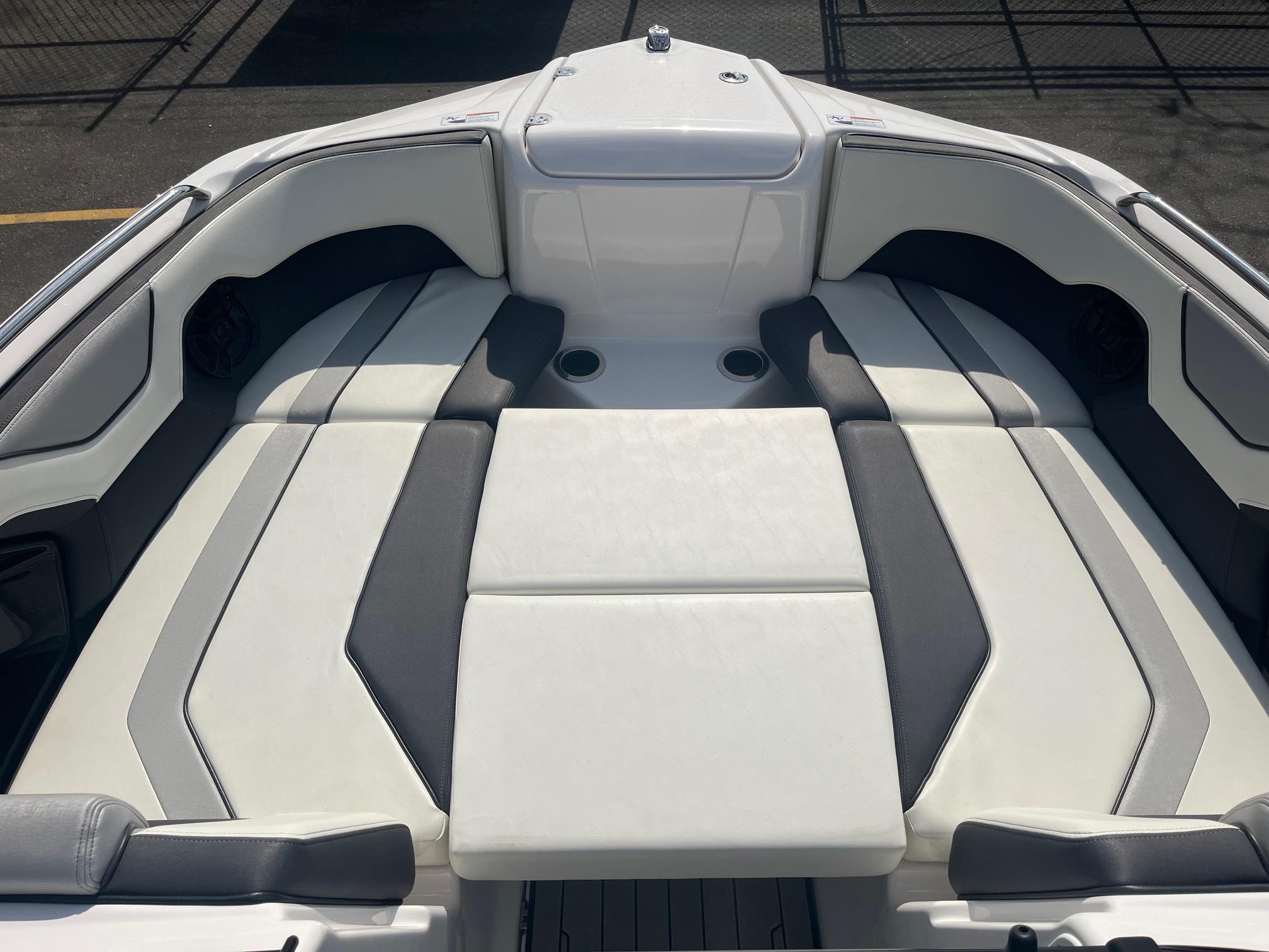 Slide: The Image of Yamaha Boats 212S 2020 - 31