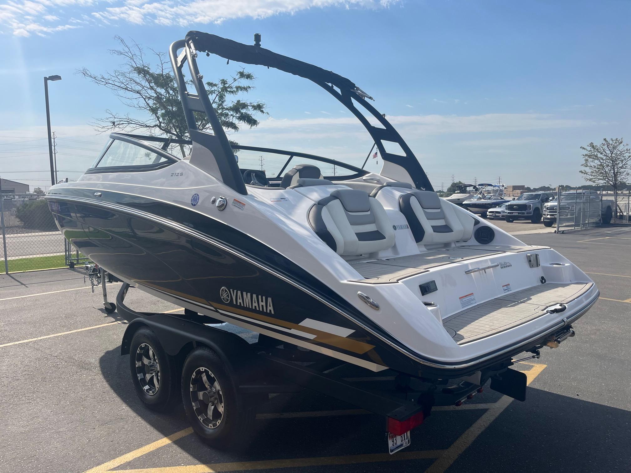 Slide: The Image of Yamaha Boats 212S 2020 - 7