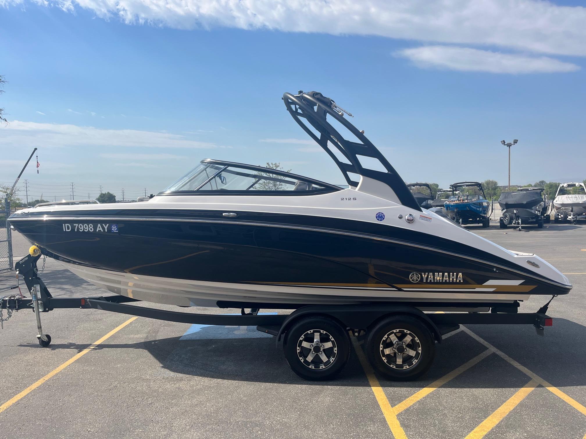 Slide: The Image of Yamaha Boats 212S 2020 - 8