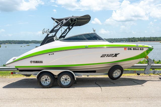 Slide: The Image of Yamaha Boats 212XE 2022 - 1