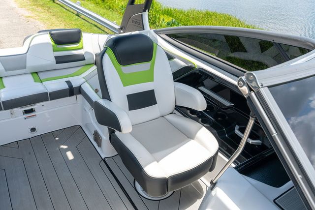 Slide: The Image of Yamaha Boats 212XE 2022 - 12