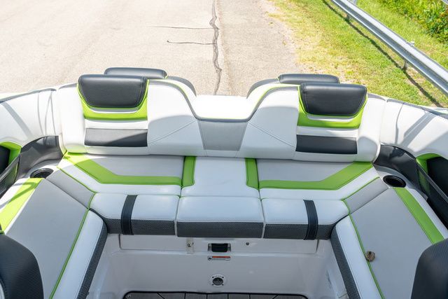Slide: The Image of Yamaha Boats 212XE 2022 - 13