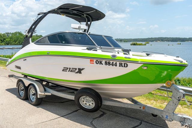 Slide: The Image of Yamaha Boats 212XE 2022 - 2