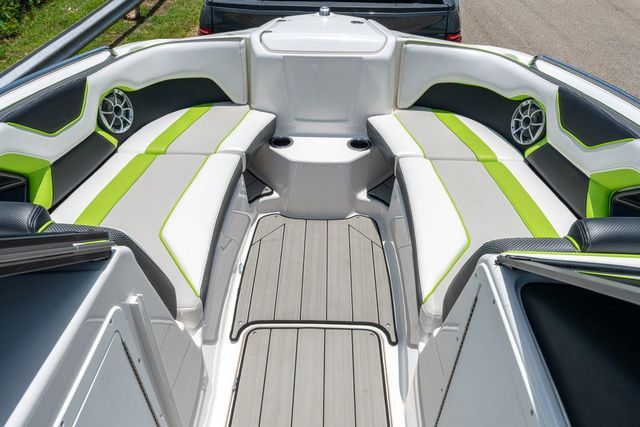 Slide: The Image of Yamaha Boats 212XE 2022 - 7