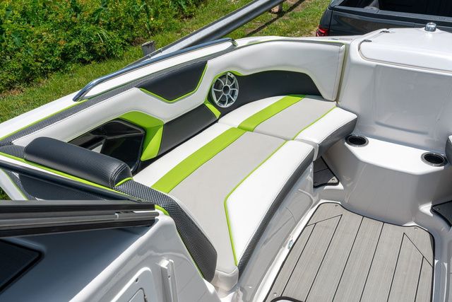 Slide: The Image of Yamaha Boats 212XE 2022 - 8