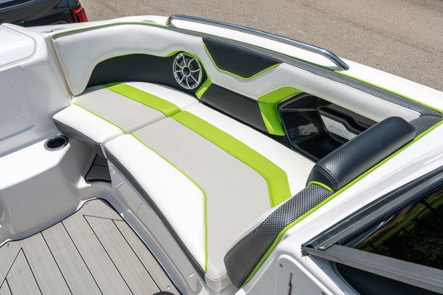 Slide: The Image of Yamaha Boats 212XE 2022 - 9