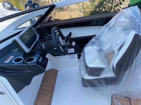 Slide: The Image of 2023 Yamaha Boats 275SE cockpit with steering wheel and navigation system. - 5