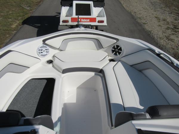 Slide: The Image of 2015 Yamaha Boats AR192 interior with white and gray seating. - 15