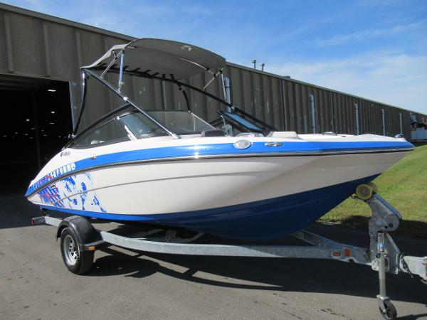 Slide: The Image of 2015 Yamaha Boats AR192 on trailer, white and blue, with bimini top. - 8