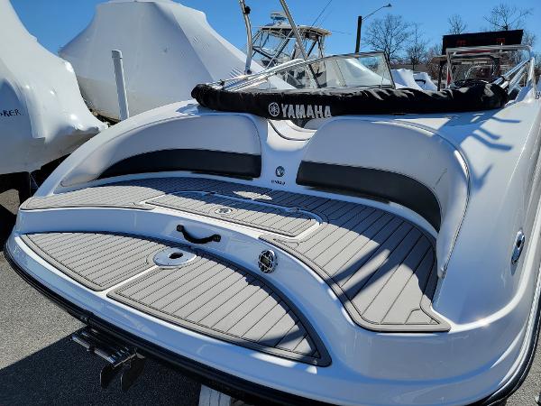 Slide: The Image of 2007 Yamaha Boats SX210 with sleek design and spacious deck. - 6