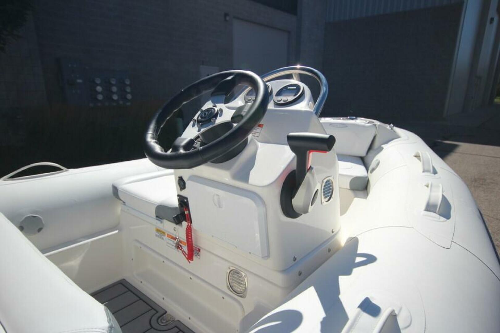Slide: The Image of Zodiac Yachtline 360 Deluxe NEO 2025 - 5167939