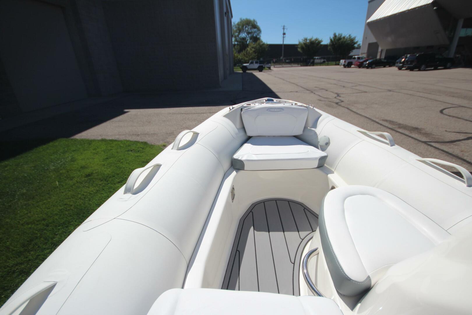 Slide: The Image of Zodiac Yachtline 400 DL NEO 2025 - 5168217