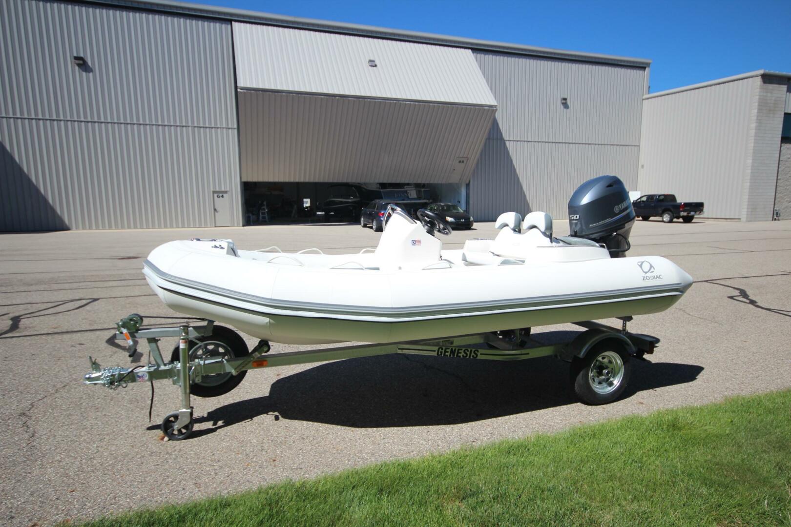 Slide: The Image of Zodiac Yachtline 400 DL NEO 2025 - 5168208