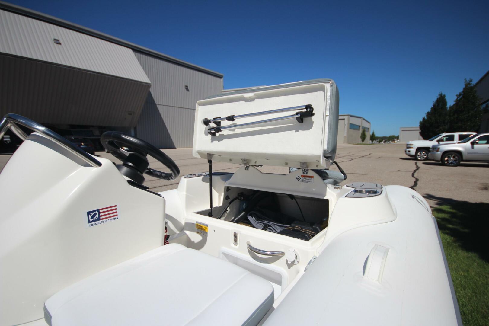 Slide: The Image of Zodiac Yachtline 400 DL NEO 2025 - 5168210