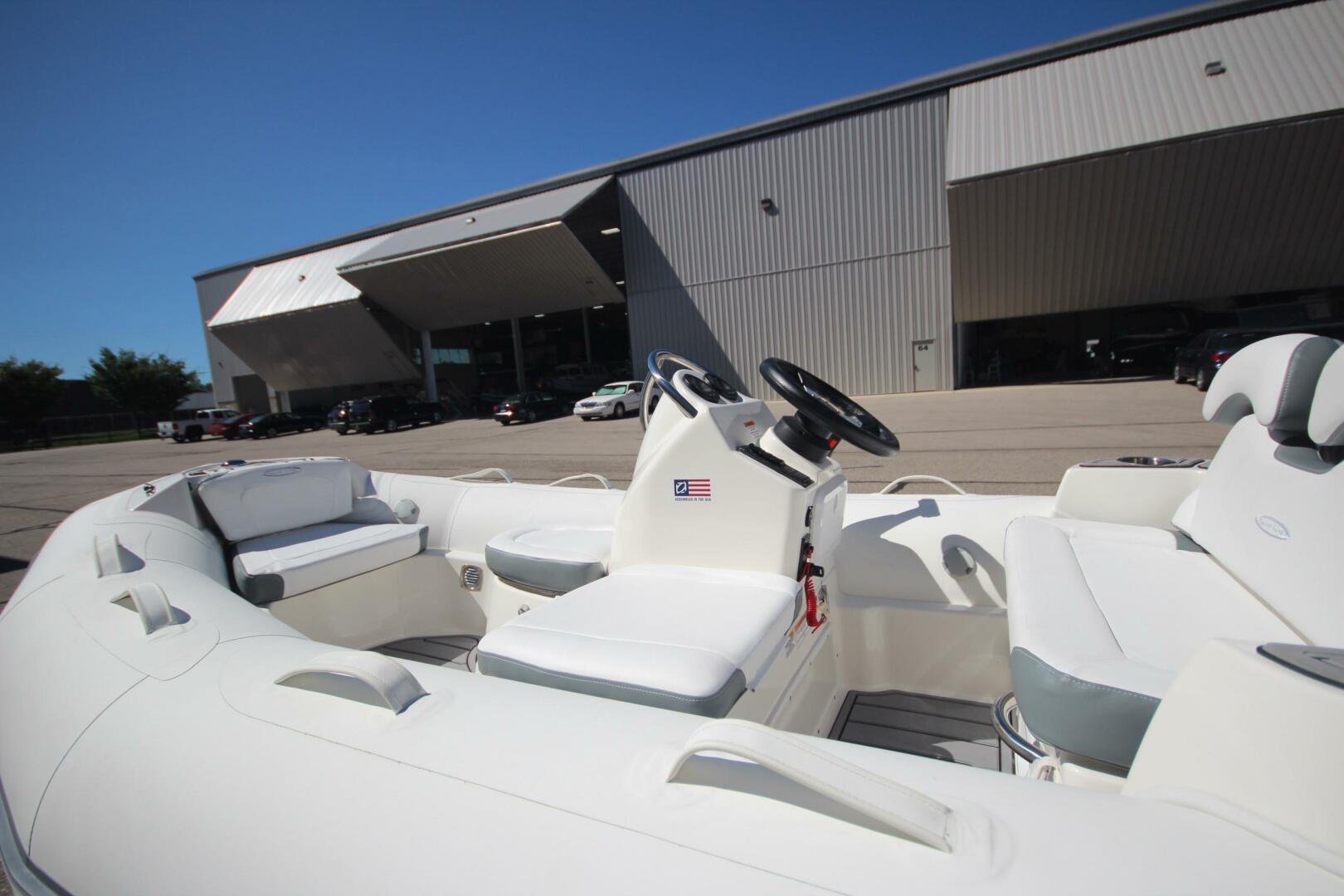 Slide: The Image of Zodiac Yachtline 400 DL NEO 2025 - 5168212